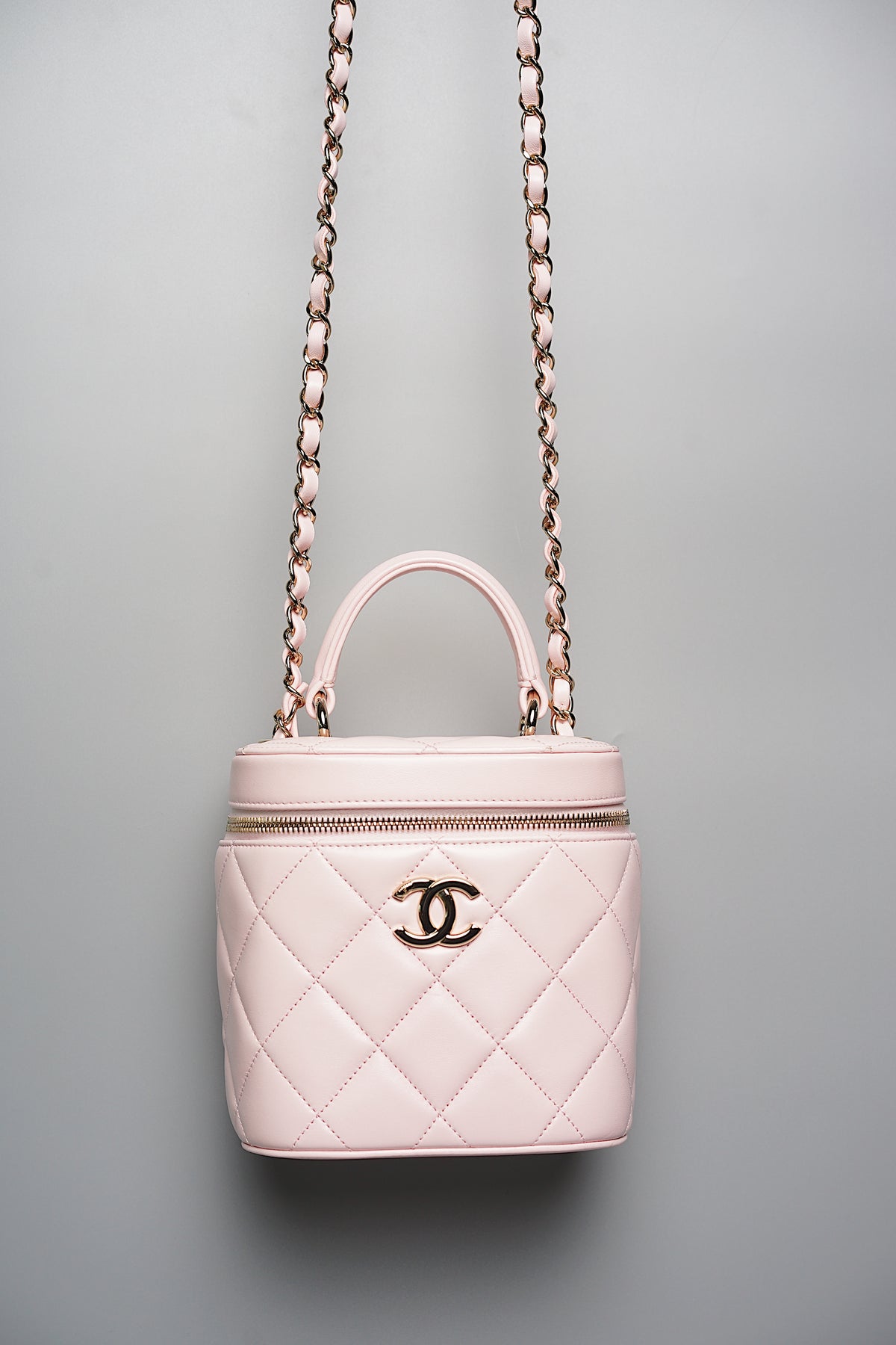 Trendy cc vanity leather handbag Chanel Black in Leather  25883136